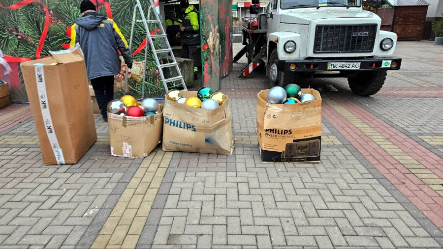У Рівному на Театральній площі почали прикрашати ялинку - фото 1