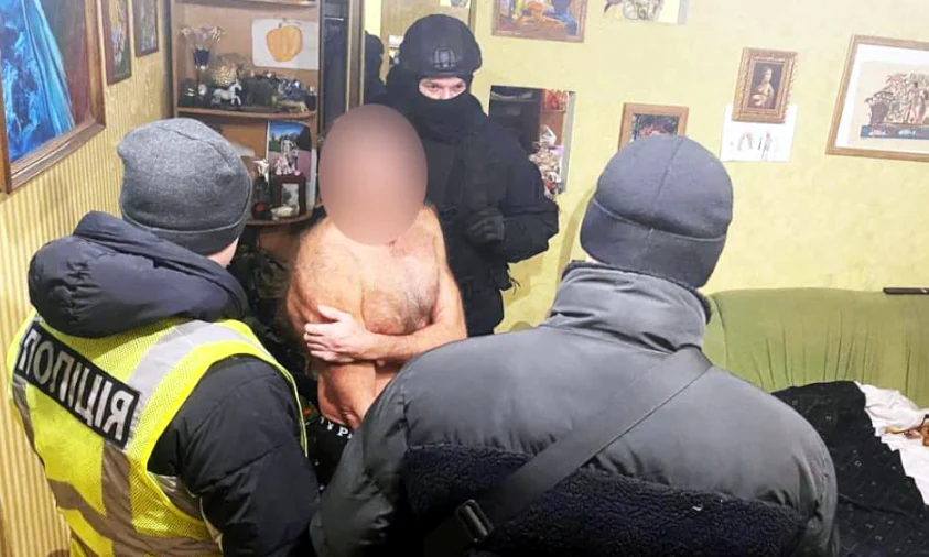 Шахрай заплатив рівнянці за телефон фальшивими доларами Шахрай заплатив рівнянці за телефон фальшивими доларами