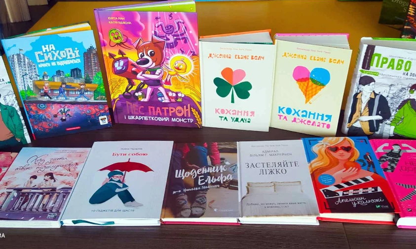 Захисник подарував рідній школі на Рівненщині книжки