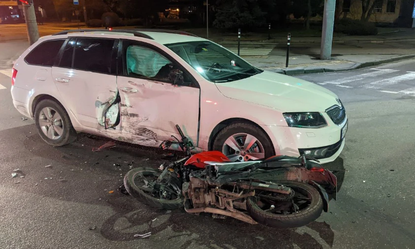 Під колеса авто у Рівному потрапив мотоцикліст