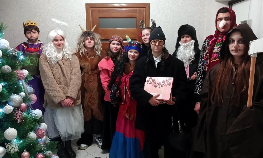 Для допомоги військовим колядували й щедрували на Дубенщині