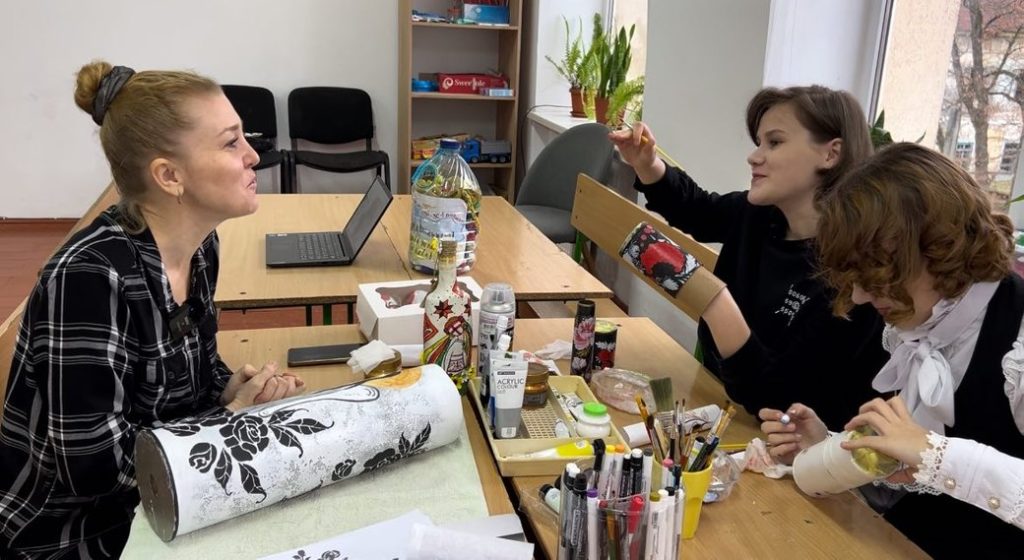 Розписують гільзи з фронту та передають їх на благодійність  - фото 1