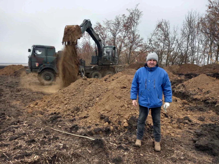 Мешканці Рівненщини будують оборонні позиції на Сході України - фото 3