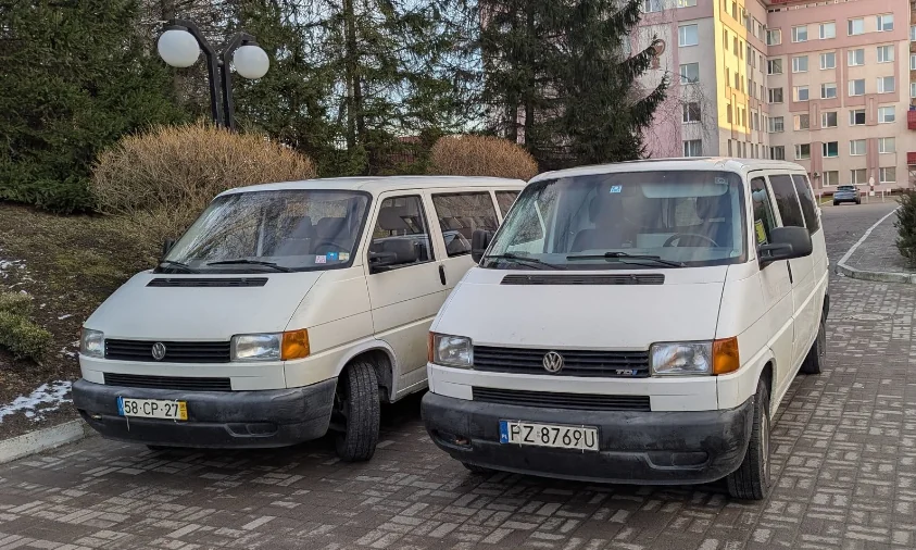 Автомобілі на фронт передали медики Рівненщини