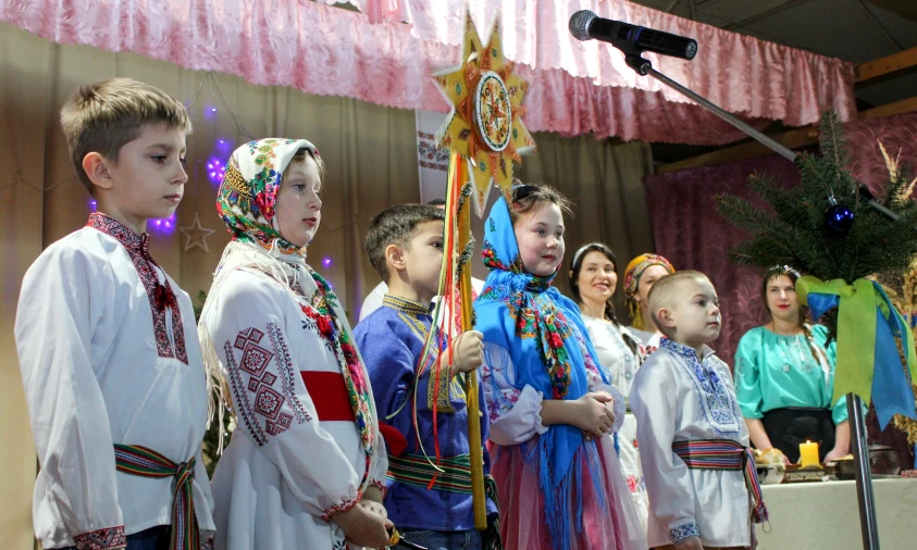 18 колективів з Рівненщини колядували на фестивалі, щоб зібрати кошти на ЗСУ