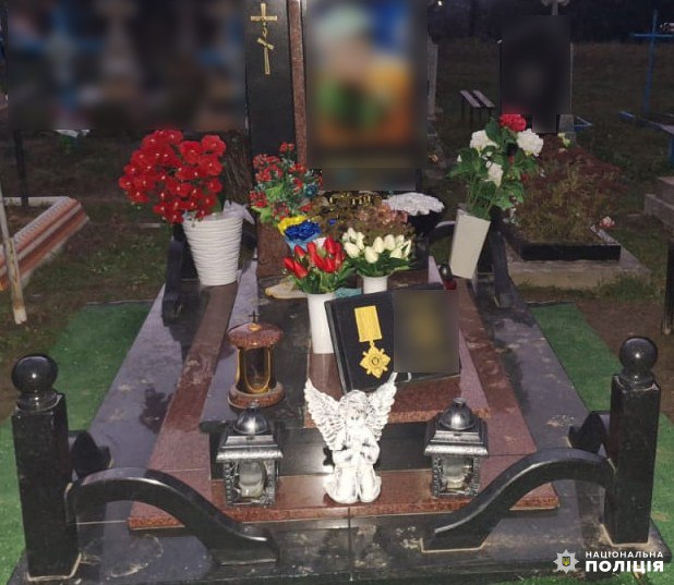 Крадійка квітів з могили на Рівненщині буде примусово лікуватися