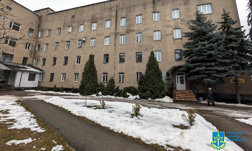 За неякісні вікна, встановлені після обстрілу, судитимуть директора лікарні на Рівненщині