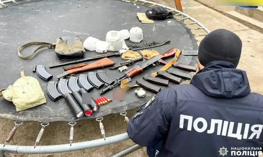 На Рівненщині правоохоронці вилучили арсенал зброї, наркотики й бурштин (ФОТО)