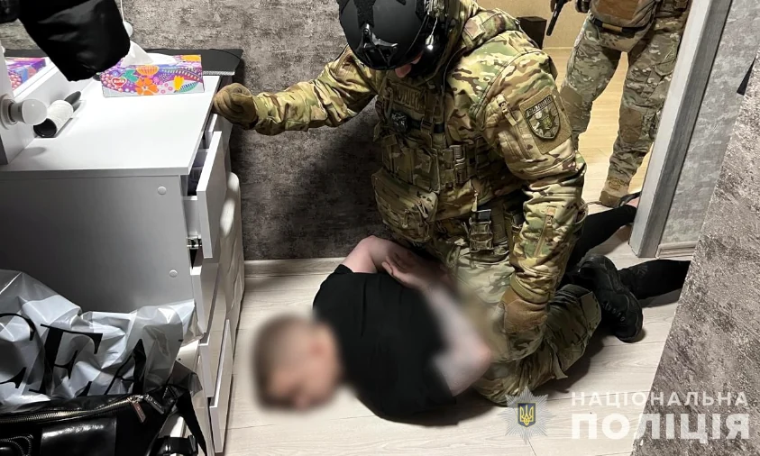 Кіберполіція викрила групу шахраїв, які ошукали іноземців через соцмережу