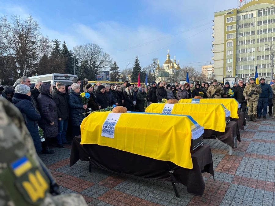 Трьох захисників провели в останню дорогу у Рівному - фото 1