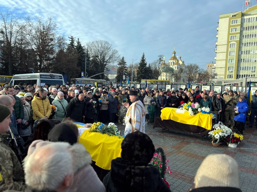 Двох полеглих захисників провели в останню дорогу в Рівному 14 січня - фото 1 Двох полеглих захисників провели в останню дорогу в Рівному 14 січня - фото 1