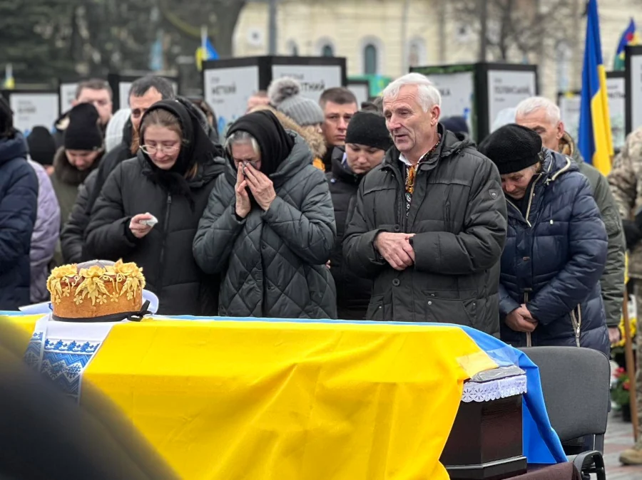 У Рівному попрощалися з полеглим захисником і пластуном Романом Серком - фото 1