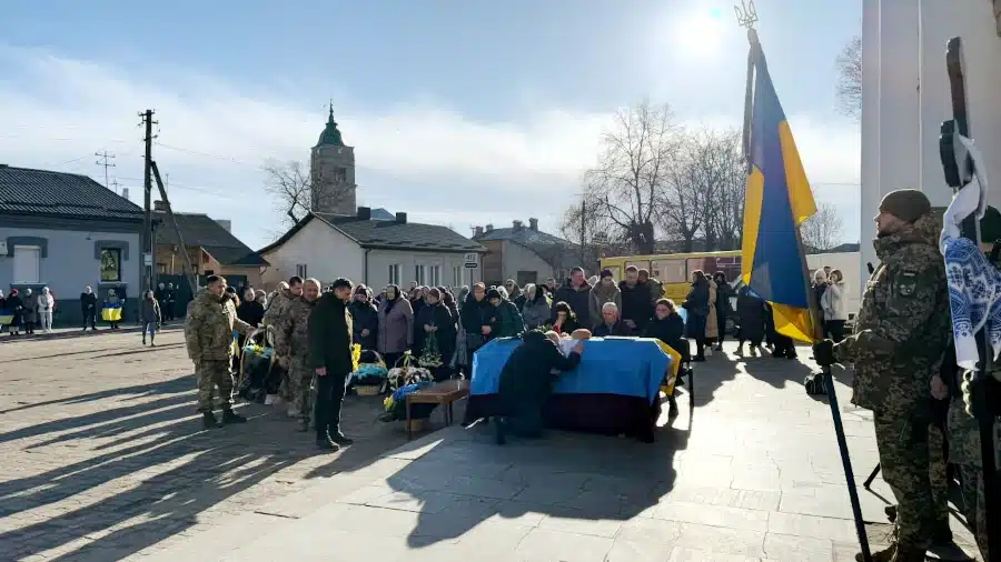 Полеглого захисника провели в останню дорогу на Рівненщині - фото 1