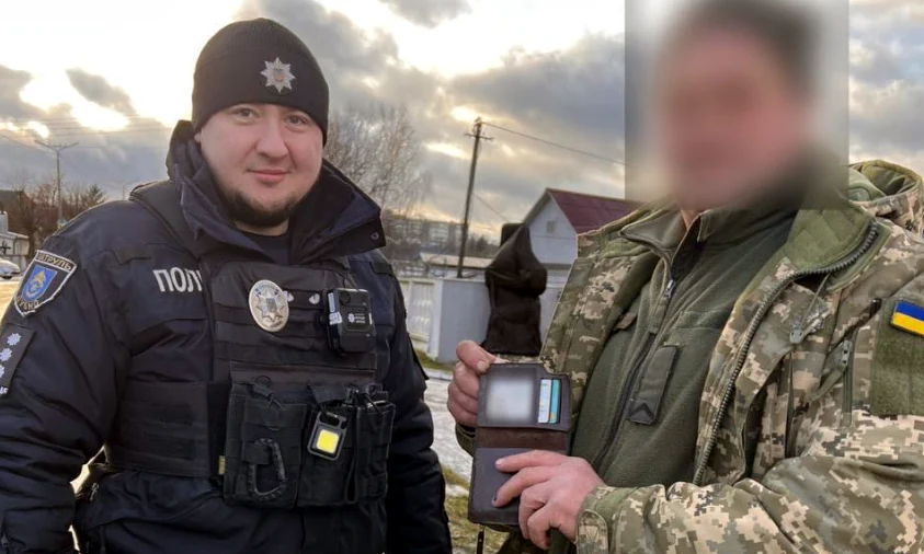 Дубенські патрульні повернули військовому загублений гаманець