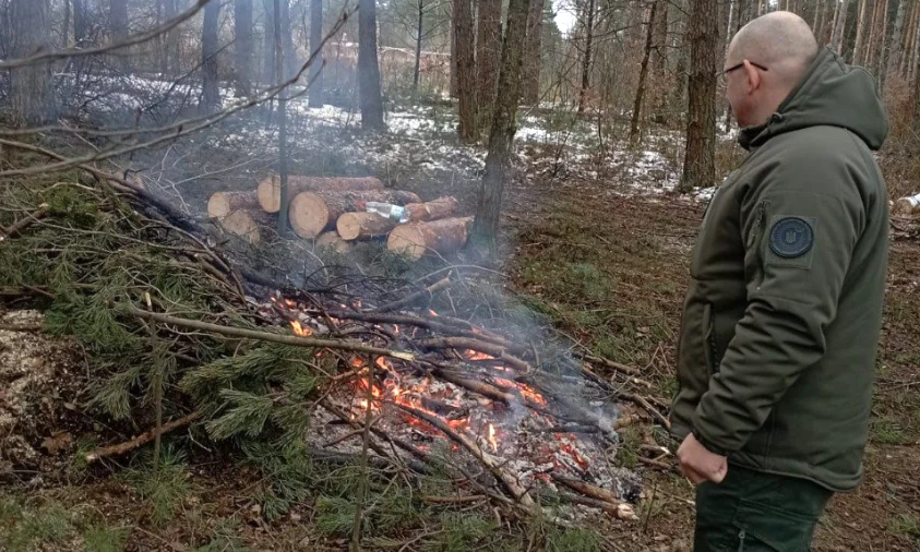 За спалення деревних залишків в лісі на Рівненщині оштрафували чоловіка