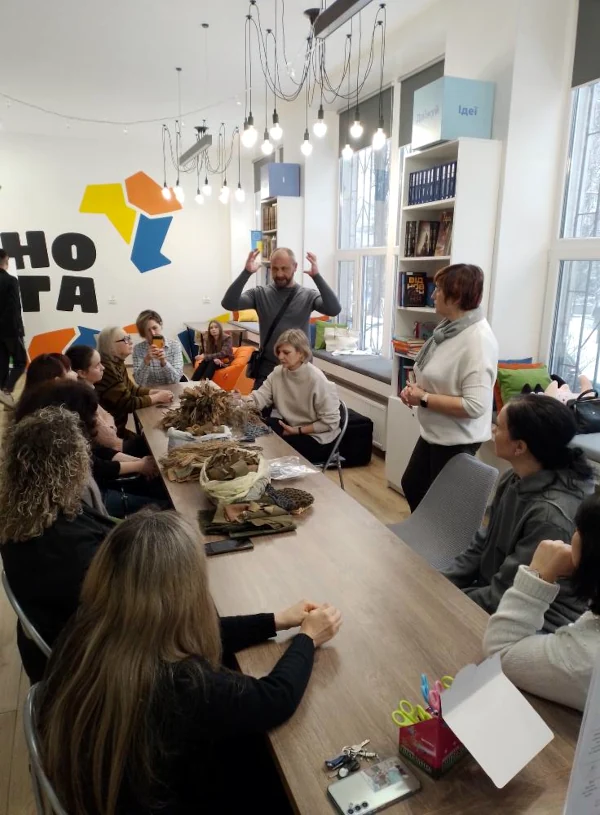 У Рівному відома волонтерка навчала виготовляти сітки-кавери для шоломів - фото 3