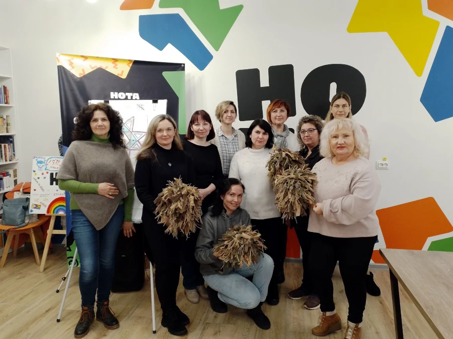 У Рівному відома волонтерка навчала виготовляти сітки-кавери для шоломів - фото 5
