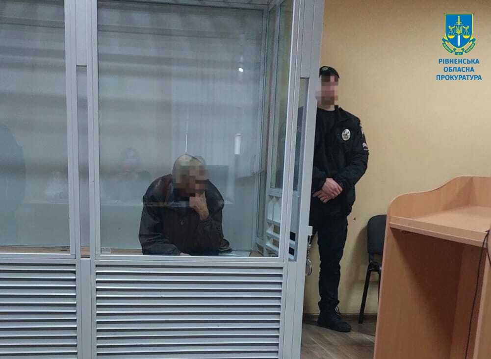 Під варту взяли чоловіка на Рівненщині за побиття власного батька Під варту взяли чоловіка на Рівненщині за побиття власного батька