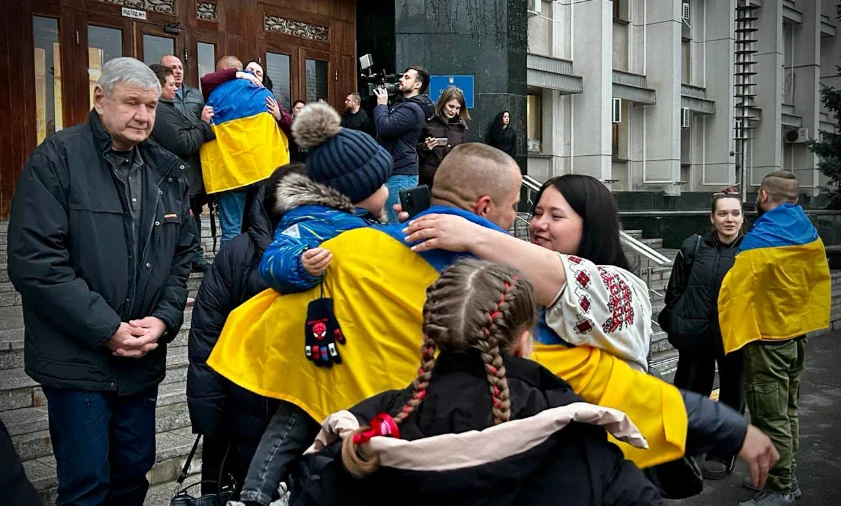 Врятовані з єменського полону українські моряки повернулися додому