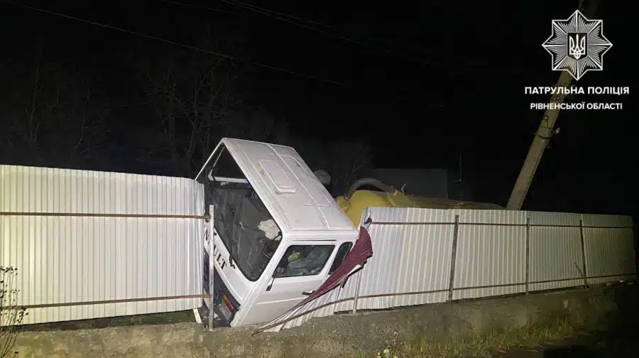Водій з ознаками наркотичного спʼяніння розвалив паркан у Рівному - фото 2
