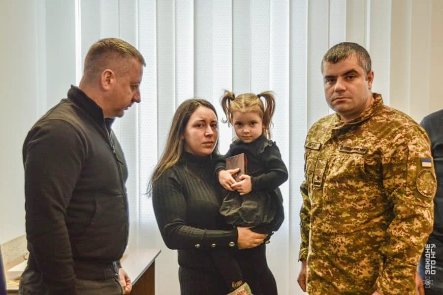 У Рівному родині загиблого нацгвардійця вручили державну нагороду - фото 1