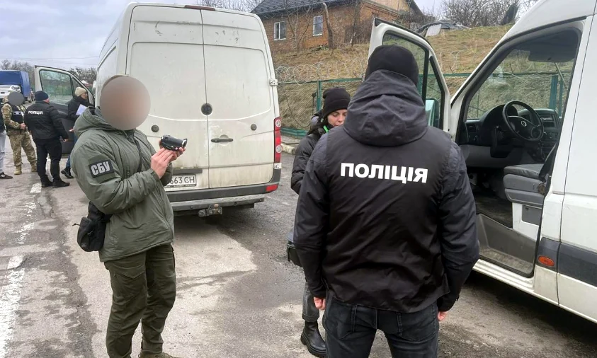 Незаконну схему виїзду за кордон викрили на Рівненщині