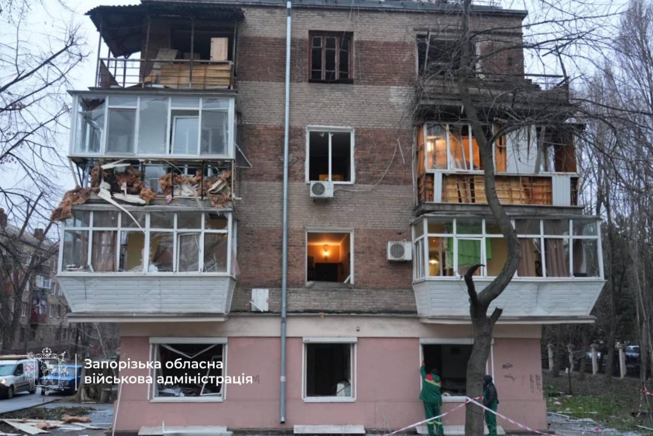П’ять швидких чергують у Запоріжжі на місті ракетного удару
