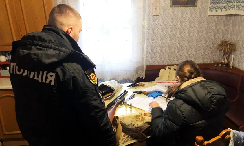 Зброю з ознаками підробки вилучили у двох чоловіків на Рівненщині