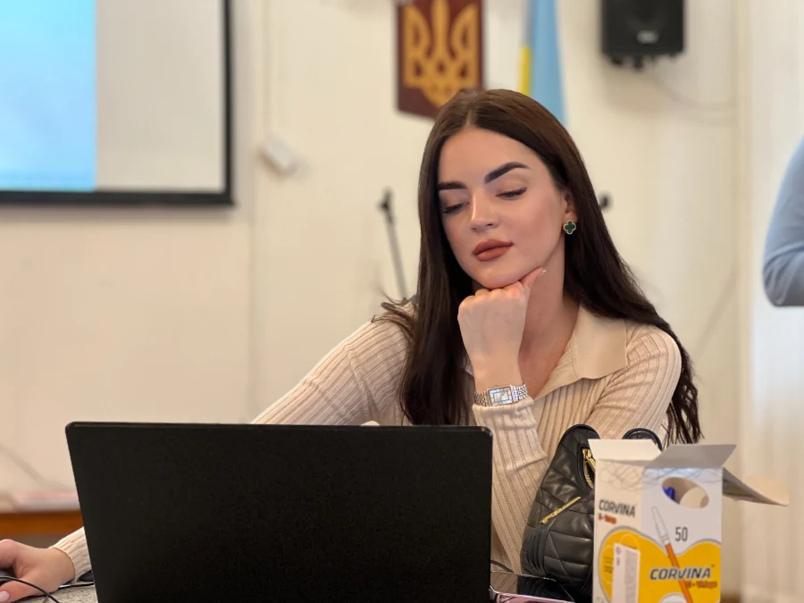 Молодь Рівного навчала літніх рівнян як користуватись додатком 