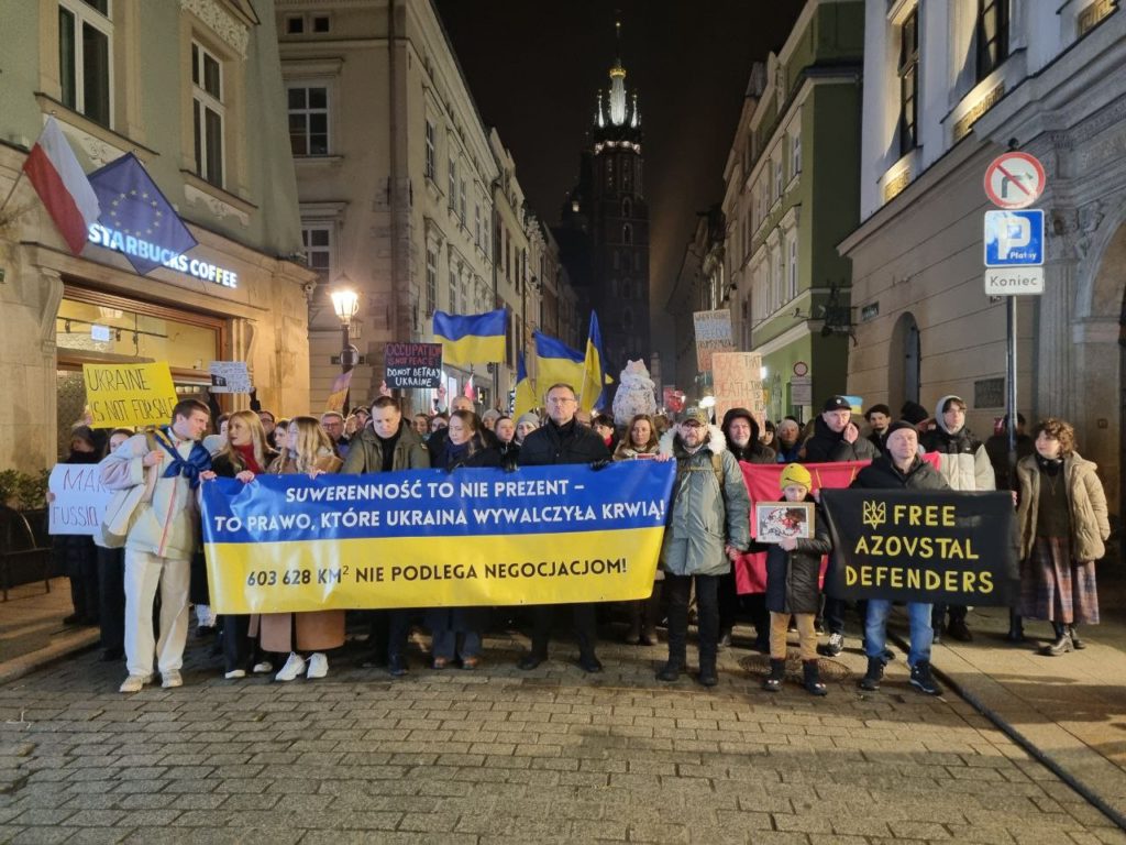 «Україна – безпека Європи»: у Кракові тисячі людей вийшли на марш солідарності (ФОТО) - фото 1 «Україна – безпека Європи»: у Кракові тисячі людей вийшли на марш солідарності (ФОТО) - фото 1