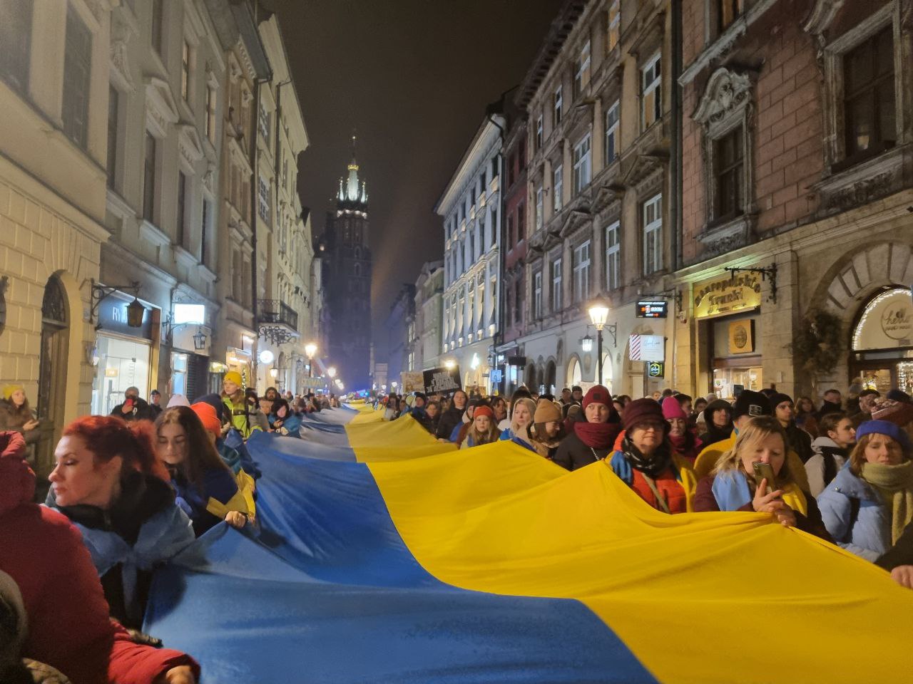 «Україна – безпека Європи»: у Кракові тисячі людей вийшли на марш солідарності (ФОТО)