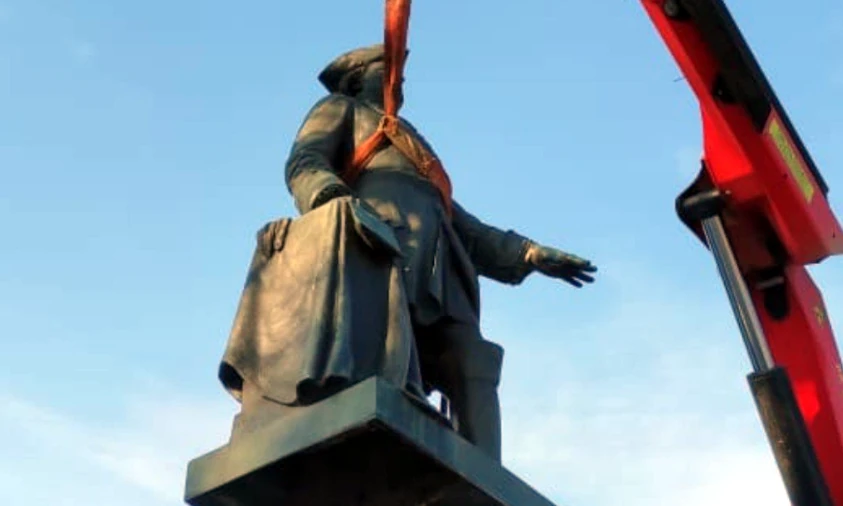 У Полтаві нарешті прибрали статую російського царя Петра I