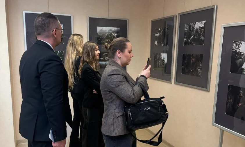 У Кракові відкрилась фотовиставка пресофіцерів ЗСУ «Бій і біль»