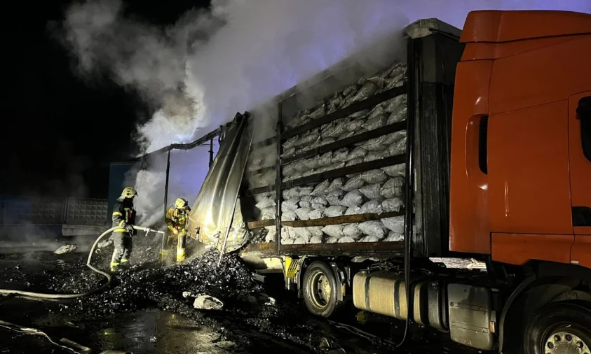 У Рівненському районі горіло деревне вугілля на вантажівці