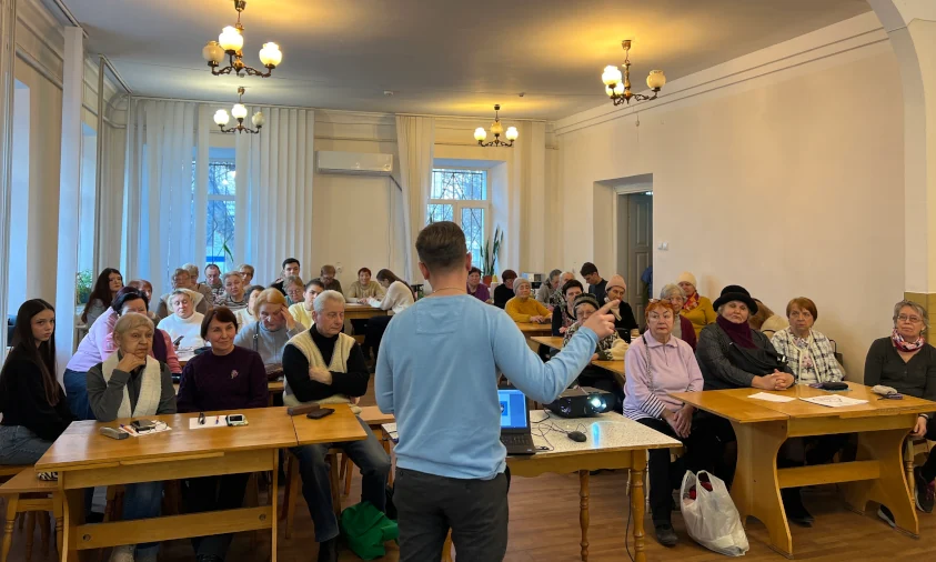 Молодь Рівного навчала літніх рівнян як користуватись додатком “Helsi” в телефоні Молодь Рівного навчала літніх рівнян як користуватись додатком “Helsi” в телефоні