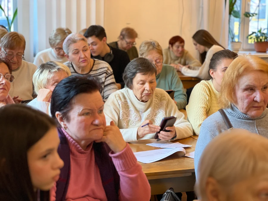 Молодь Рівного навчала літніх рівнян як користуватись додатком 