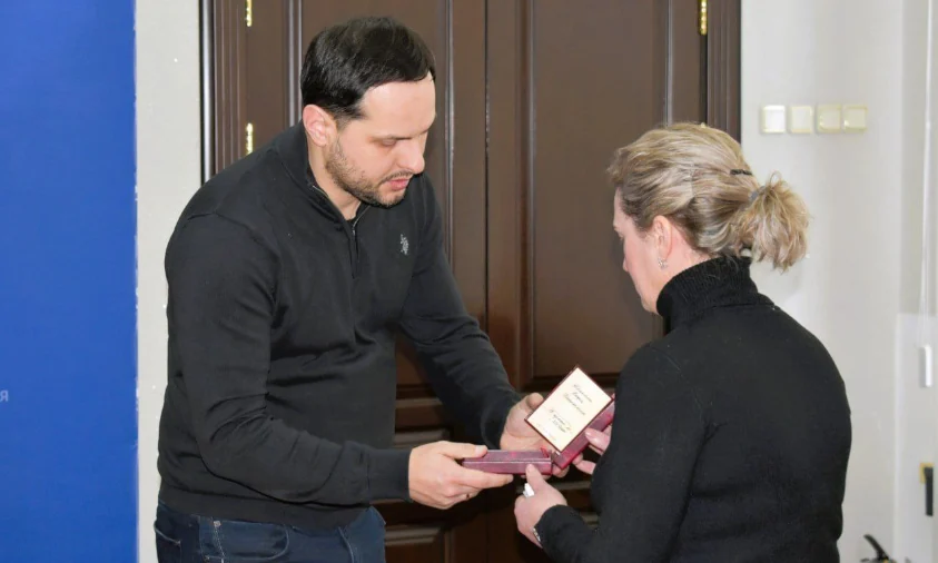 Посмертний орден сина вручили матері захисника з Рівненщини Посмертний орден сина вручили матері захисника з Рівненщини