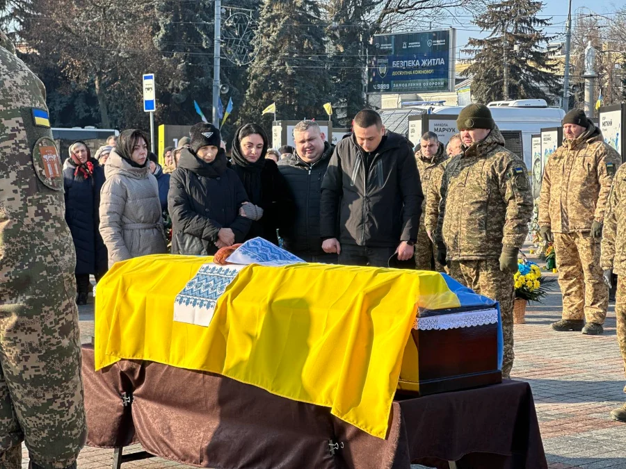 У Рівному попрощалися з полеглим захисником Олександром Мельником - фото 1 У Рівному попрощалися з полеглим захисником Олександром Мельником - фото 1