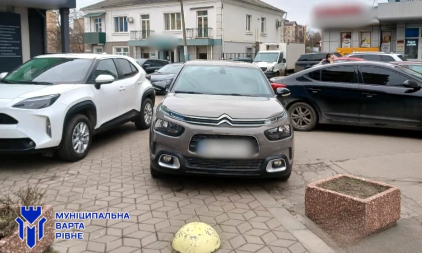 Інспектори зафіксували понад 850 порушень паркування у Рівному