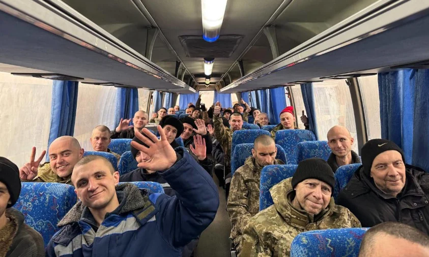 В Україну повернулися 150 полонених захисників