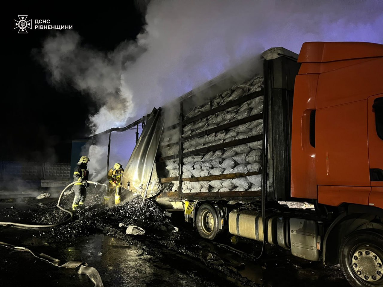 Рятувальники ліквідували пожежу у вантажному автомобілі поблизу Рівного
