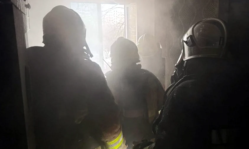 Під час ліквідації пожежі в Рівному врятували людину