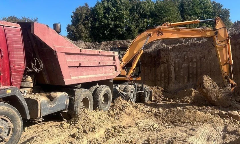На Рівненщині незаконно видобували суглинок для виробництва цегли