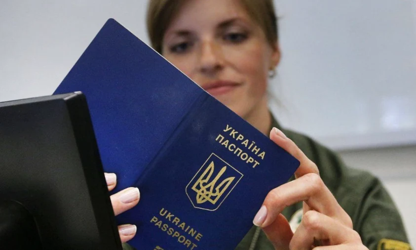 Чоловіки за кордоном зможуть отримати паспорти