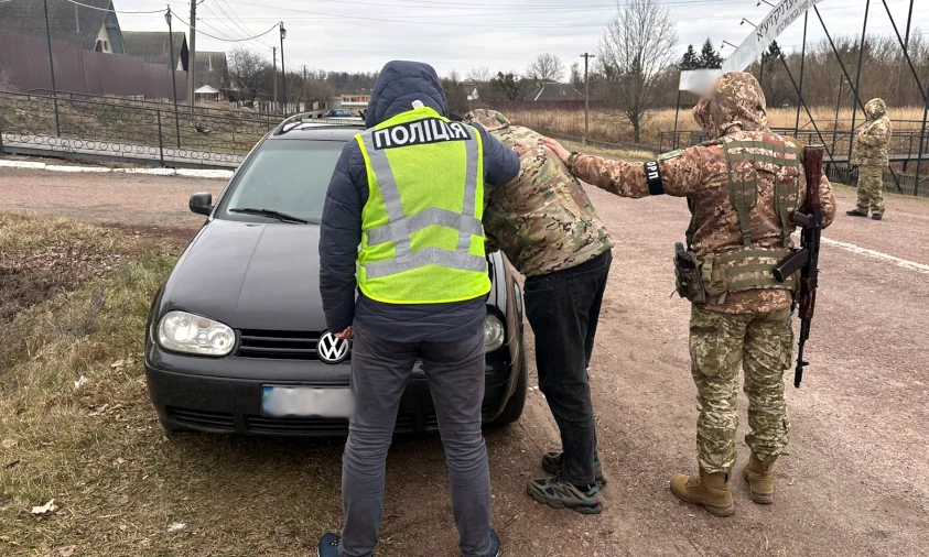 Двох мешканців Рівненщини затримали на Житомирщині за сприяння незаконному перетину кордону