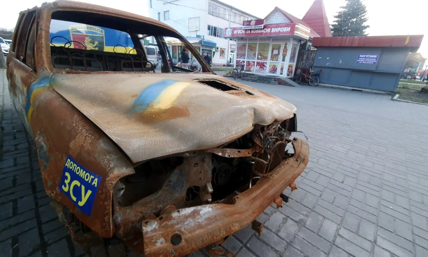 У Радивилові на Рівненщині виставили знищену ворожим дроном автівку