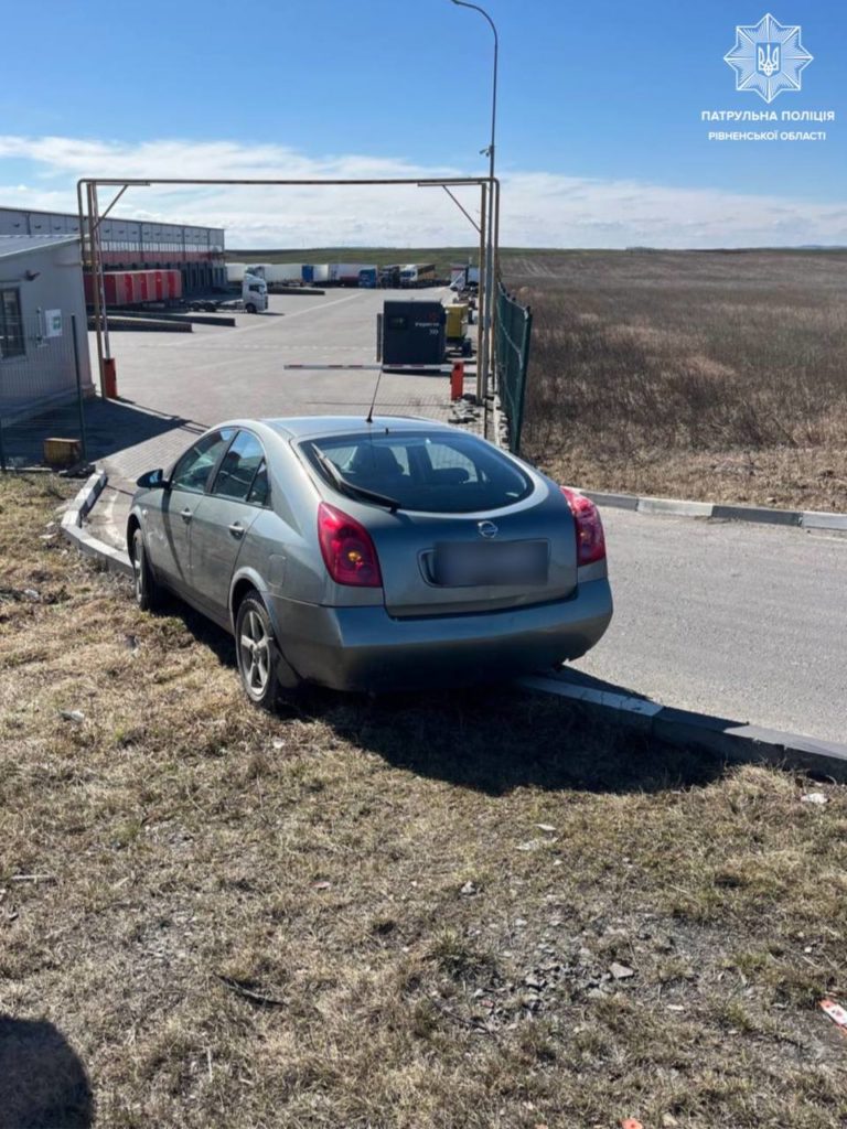 Поки патрульні складали протокол, затриманий водій поблизу Рівного вживав алкоголь - фото 1