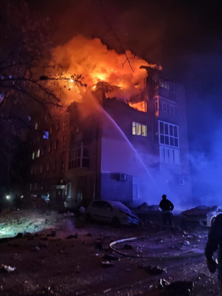 Безпілотник влучив в пʼятиповерхівку - фото 1 Безпілотник влучив в пʼятиповерхівку - фото 1