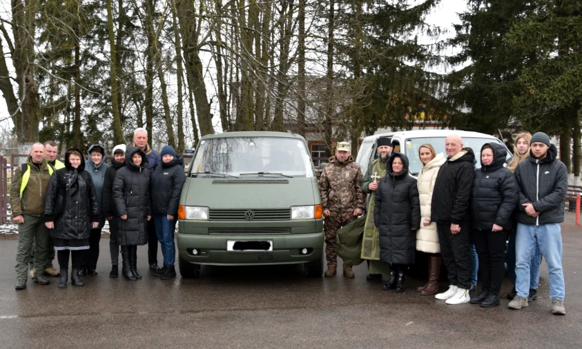 Працівники сільради на Рівненщині купили два авто для захисників