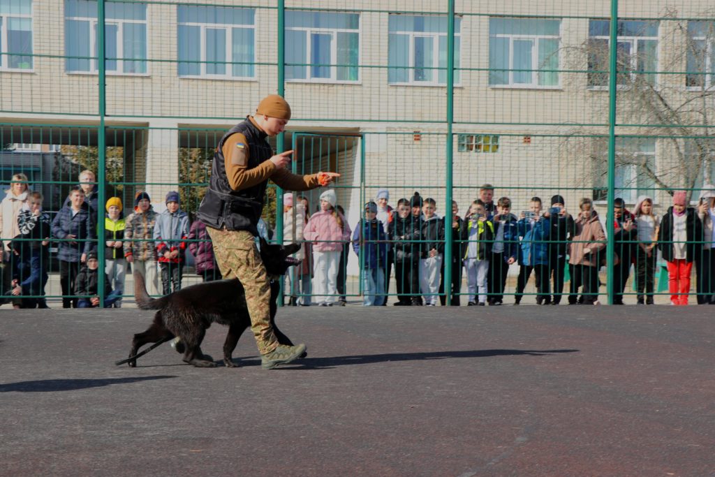 Гвардійські кінологи завітали на урок до школярів Вараша - фото 4 Гвардійські кінологи завітали на урок до школярів Вараша - фото 4